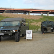 自衛隊の高機動車（左）と軽装甲機動車