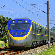 台湾鉄路のEMU800形。こちらはJR四国8000系に似せたデザインでラッピングされる。
