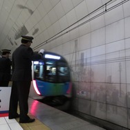 『S-TRAIN1号』が元町・中華街駅を発車。西武秩父駅に向け約2時間の行程をスタートさせた。