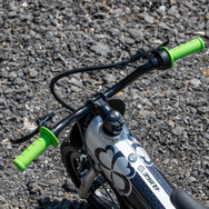電子スロットルのホルダーは、開発用で3Dプリンターで作ったもの。基本的に自転車のコンポーネントを使う
