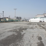 梶ヶ谷貨物ターミナル駅（左）のすぐそばに建設される梶ヶ谷非常口の予定地（テント付近）。ここで起工式が行われた。