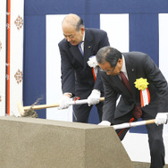 JR東海の山田会長と西松建設の近藤社長がくわ入れを行った。