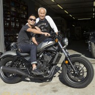 カリフォルニアにある《GARAGE COMPANY》のオーナー匂坂さんと、バイクに跨って写真に写る新型レブルLPL（開発責任者）三倉圭太さん。