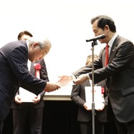 3月に行なわれた表彰式で、山本幸三内閣府地方創生特命担当大臣から表彰を受ける、えちごトキめき鉄道嶋津社長。