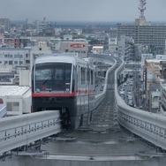 那覇市内を走るゆいレール。2016年度の乗客数は1700万人台だった。