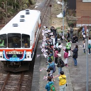 途中の神岡大橋駅で小学生が乗り込んだ。