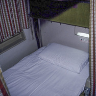 583系寝台の下段。写真は1985年に『きたぐに』に登場したA寝台車サロネ581形のもの。天地方向のスペースはA寝台らしく広い。