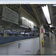 Googleストリートビューによる東京駅在来線ホームの様子。『踊り子』『サンライズ』など特急列車の停車位置案内板が確認できる。