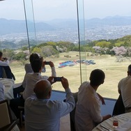 日本平ホテル最上階のバンケットホールからは、富士山を背景にした静岡市内の風景が一望できる。その風景の中に集うビトルボ。愛車たちが一堂に集える喜びを参加者は噛みしめていた（ビトルボフェスタ2017）。