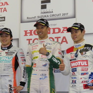左から予選2位の国本雄資、ポールポジションの中嶋一貴、3位の山本尚貴。