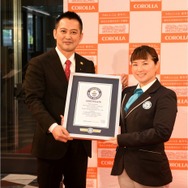 トヨタカローラ福岡 金子 護社長（左）とギネス世界記録公式認定員