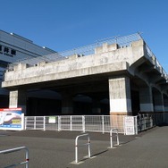 北陸新幹線の金沢～敦賀間は2022年度末の完成を目指して工事が進められている。写真は先行整備された福井駅の高架橋（2011年11月）。現在はえちぜん鉄道が暫定的に使用している。