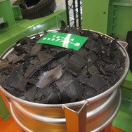 製紙工場に持ち込まれる、32分割された廃タイヤ（参考画像）