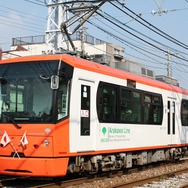 都電荒川線を走る電車。車体には「Arakawa Line」の文字が描かれている。