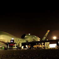 5月から10月までの間、米軍横田基地へ暫定配備されることになった最新鋭の無人偵察機「RQ-4 グローバルホーク」。第1陣は1日深夜に到着した。