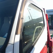 最初はこんなに汚れた窓。写真でも一目瞭然だ。愛車遍歴フェスティバルに呉工業出展!!（全米ナンバーワンガラスクリーナー「インビジブルガラスを体験」）