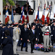 対ナチス・ドイツ戦勝記念式典に出席するマクロン次期フランス大統領（5月8日）　(c) Getty Images