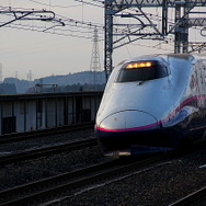 東北新幹線の大宮～盛岡間は今年6月に開業35周年を迎える。写真は那須塩原駅を通過するE2系。