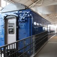 京都鉄道博物館で展示されているオロネ24 4。車内は通常公開されていない。