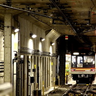 大阪市営地下鉄・ニュートラム各線は大阪市高速電軌が引き継ぐ。写真は市営地下鉄の堺筋線。