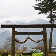 プリウスPHV。長野・上田の真田氏館跡、皇太神社にて。