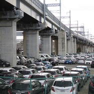 新大阪駅付近の新幹線高架橋に沿って確保されている新大阪連絡線の建設用地。現在は駐車場として使われている。