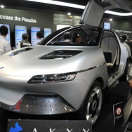 旭化成が披露した電気自動車のコンセプトカー「アクシー」