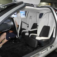 旭化成が披露した電気自動車のコンセプトカー「アクシー」