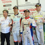 左からレース2優勝の星野監督、2位石浦、優勝関口、3位ロッテラー。