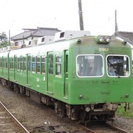2両編成の銚子電鉄2000形。1両をネーミングライツにより「超レトロ電車」に改装する。
