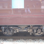 台車は最近の鉄道車両と同じボルスタレス式を採用。
