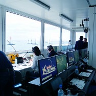 管制室は船舶用コンテナを改造した横長の構造。