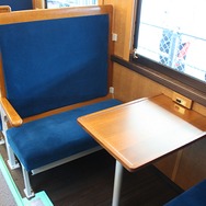 普通車は座席の間隔を拡大。テーブルや充電用コンセント（窓下）も設置された。