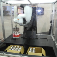 6本のペットボトルを搬送するHSRロボット
