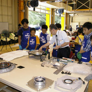 モーターを組み立てる…中学生EV教室