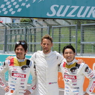 #16 NSXを駆る（左から）武藤英紀、バトン、中嶋大祐。