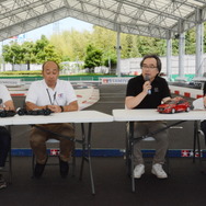 左から前住氏、鈴木係長、野間本部長、中山開発主査兼チーフデザイナー