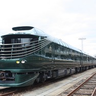 高価格帯のクルーズトレイン『瑞風』（写真）に対し、「新たな長距離列車」は低価格帯の列車になる。