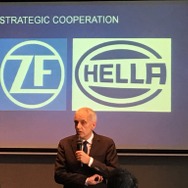 ブラチスラバのホテルで独ZF社ステファン・ゾンマーCEOと独HELLAロルフ・ブライデンバッハCEOが共同で会見し、自動車センサー分野での戦略的提携を発表した。