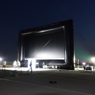 今回上映で使用されたスクリーン。サイドからエアーが送られ、大きな風船のような構造になっていた。ドライブは映画を見るためのプロローグ（フィガロドライブイン・シアター開催）
