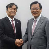 タチエス 中山太郎社長（左）とトヨタ紡織 石井克政社長