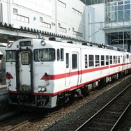 八戸線の普通列車で運用されているキハ40系。キハE130系500番台はキハ40系の置換えを目的に導入される。