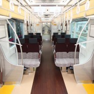 車内の様子（クロスシート）。2018年春から運行される座席指定列車はクロスシートで運用される。