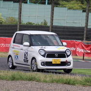 サーキットの場内実行でおなじみのピエール北川アナウンサーがレースに挑戦！