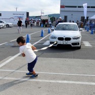 1分間に自力でどれだけ動かせるかを競う「BMWパワーチャレンジ」