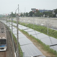 太陽光パネルは2列で設置されている。