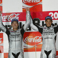 2004年 鈴鹿8時間耐久ロードレース 優勝して表彰台に上がる宇川徹選手（左）。