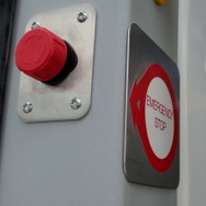 車内にも自動運転車には定番の緊急停止用ボタンがある