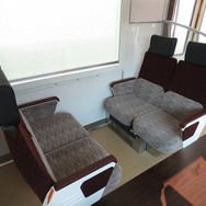 クロスシート時は利用者自身が座席の向きを変えてボックスシートのように使うこともできる。