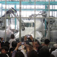 JR東海はリニューアルした浜松工場の一般公開イベントを開催。先頭車を研ぐロボットなど最新の設備を初めて公開した。